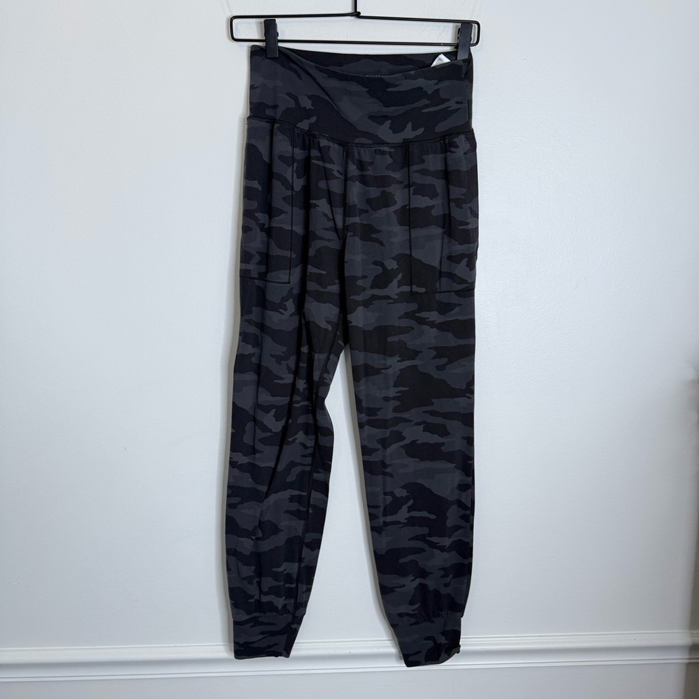 Athleta women’s salutation jogger Camo size small‎